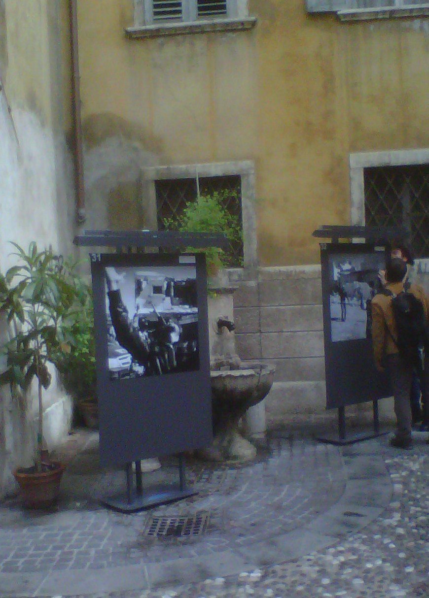La mostra nelle via del centro di Rovereto